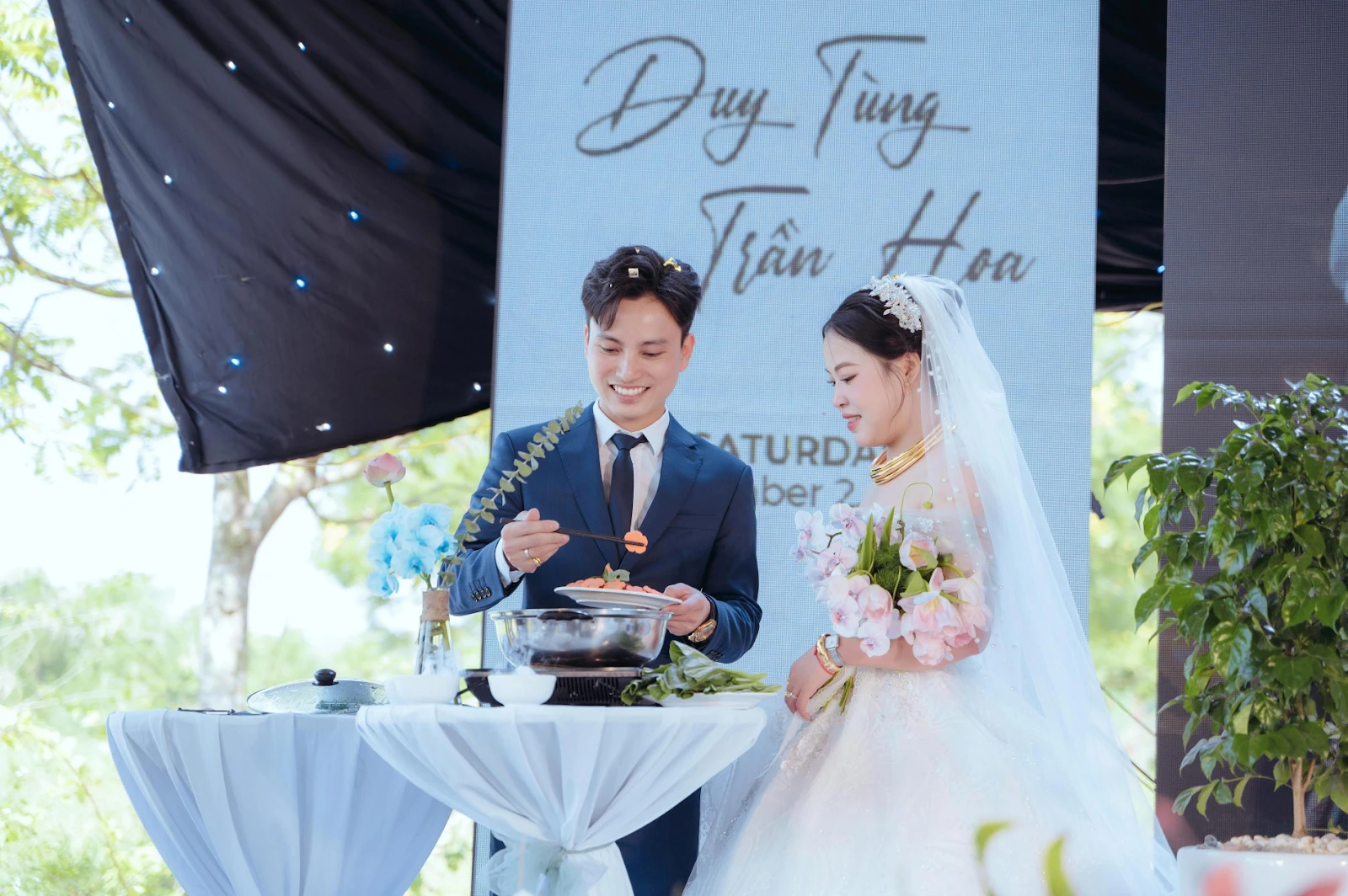 Độc lạ đám cưới HN: Decor bằng rau củ...chú rể nhúng lẩu mời cô dâu tại sân khấu - Hình 6