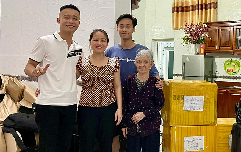 Mẹ Liệu vào TP.HCM cùng Quang Linh, con trai hứa hẹn màn trượt máng sắp diễn ra - Hình 6