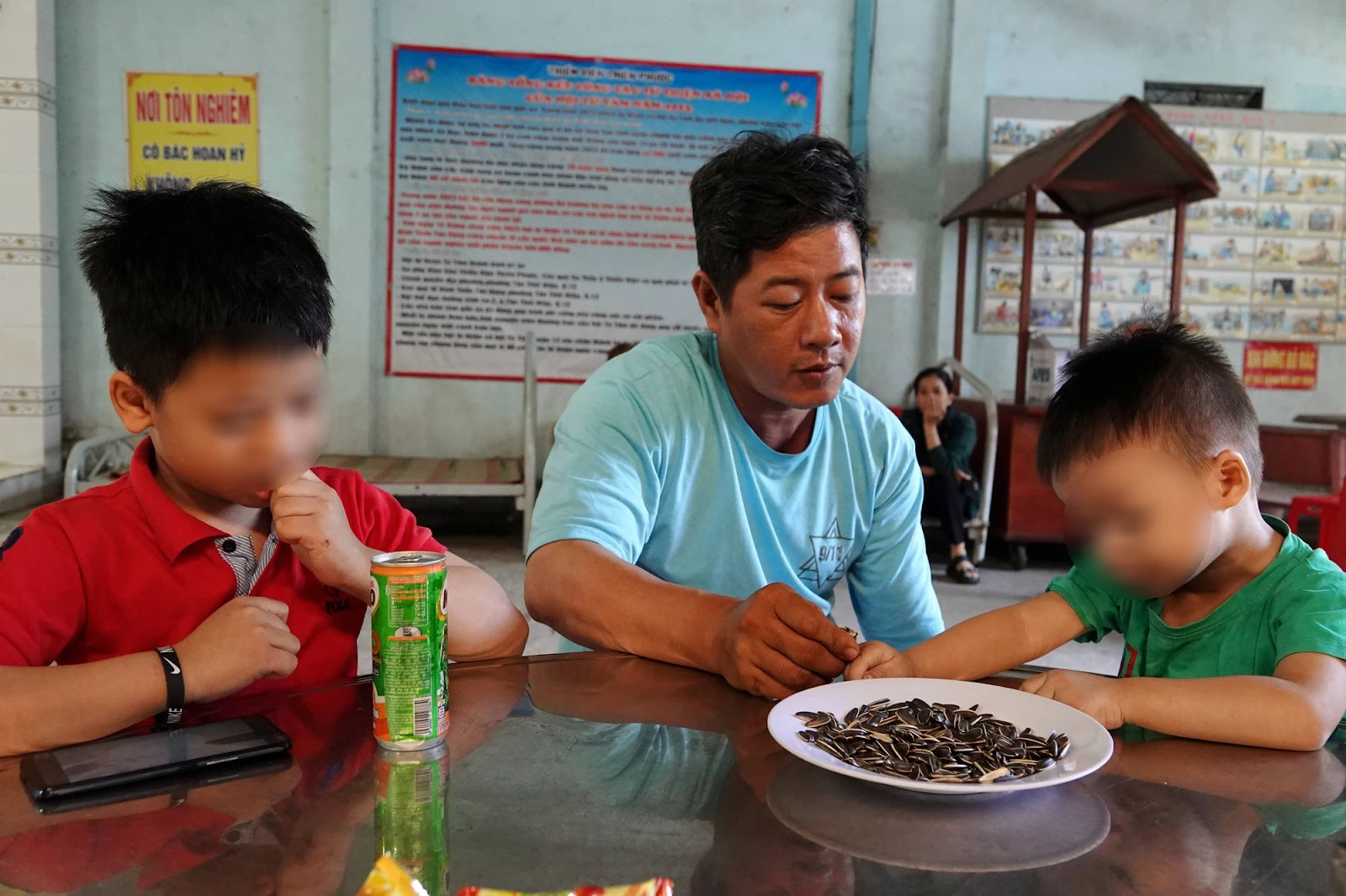 Vụ mẹ chở con gái đi học về gặp nạn với xe bồn: 2 con khiếm thính, luôn đòi mẹ - Hình 3