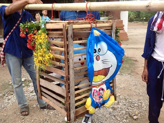 Doraemon bị nhốt vào lồng, tế cầu mưa, dân Thái nói lý do gây choáng? - Hình 7