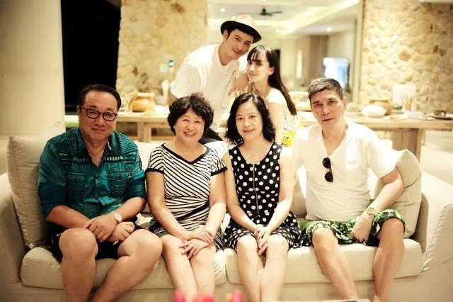 Huỳnh Hiểu Minh mất mặt, bố mẹ ép rước vợ cũ về, Angelababy liền lộ động thái? - Hình 1