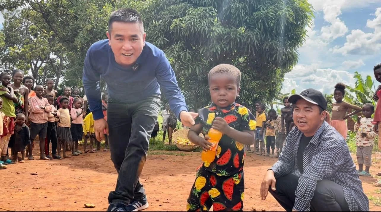 Quang Linh bóc trần gia đình Tiến Nguyễn, con 1 tuổi và giọt sữa từ Angola - Hình 5