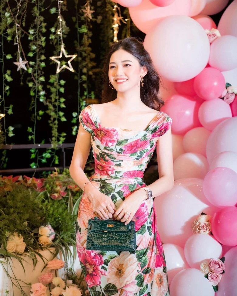 Á hậu Việt biết 3 thứ tiếng, làm vợ đại gia hơn 16 tuổi: Đầu tư cho con học trường đắt đỏ, xem học phí mà choáng - Hình 1