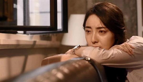 Chồng qua đời ở nước ngoài, ngày nhận tro cốt, tôi hận anh thấu xương khi nhìn tấm ảnh gắn kèm bình tro - Hình 1