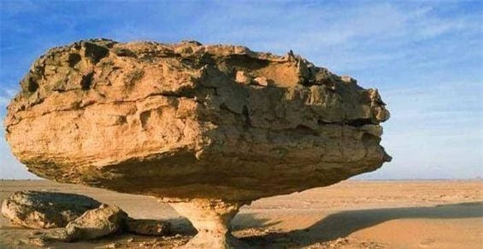 Hòn đá cân bằng kỳ diệu nhất thế giới: Có một nước sử dụng hòn đá này làm biểu tượng quốc gia và in nó trên tiền - Hình 2