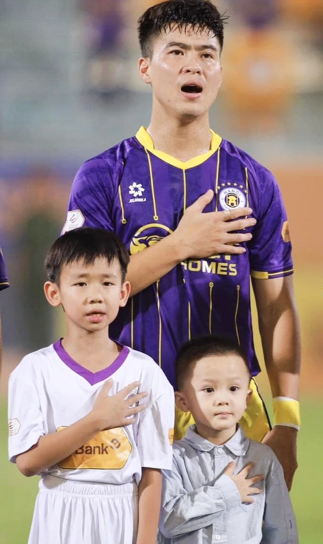 Hot kid làng bóng đá gây sốt với khoảnh khắc hôn bố qua tivi, tự hào hát Quốc ca cổ vũ ĐT Việt Nam - Hình 5