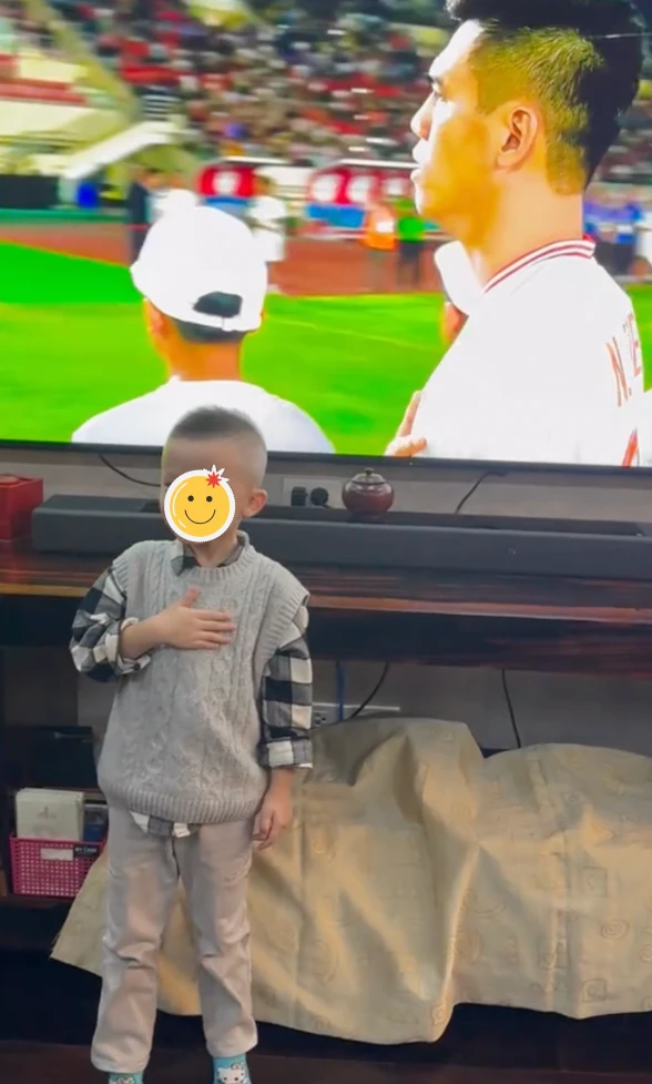 Hot kid làng bóng đá gây sốt với khoảnh khắc hôn bố qua tivi, tự hào hát Quốc ca cổ vũ ĐT Việt Nam - Hình 2