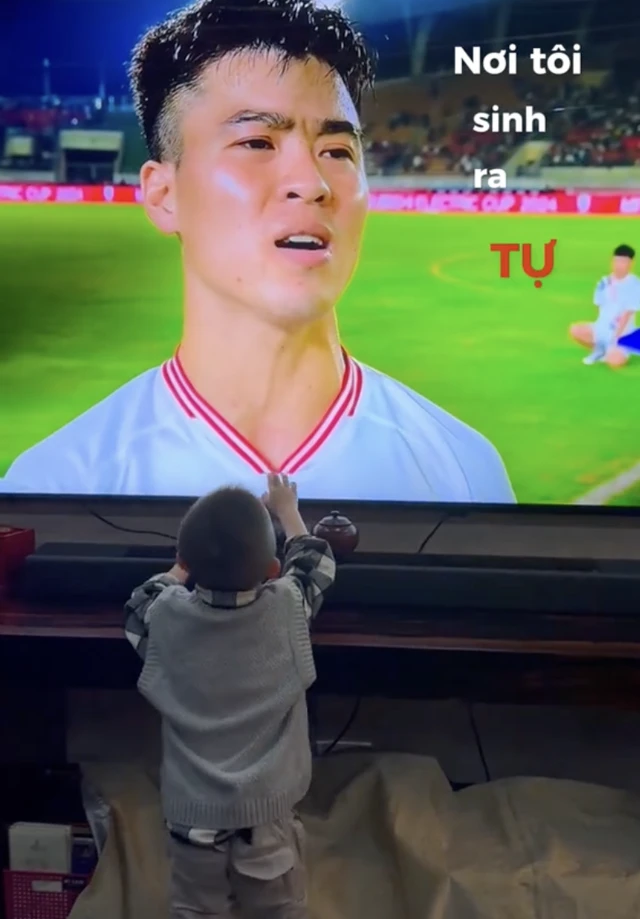 Hot kid làng bóng đá gây sốt với khoảnh khắc hôn bố qua tivi, tự hào hát Quốc ca cổ vũ ĐT Việt Nam - Hình 1