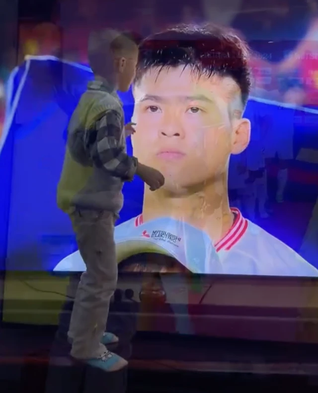 Hot kid làng bóng đá gây sốt với khoảnh khắc hôn bố qua tivi, tự hào hát Quốc ca cổ vũ ĐT Việt Nam - Hình 3