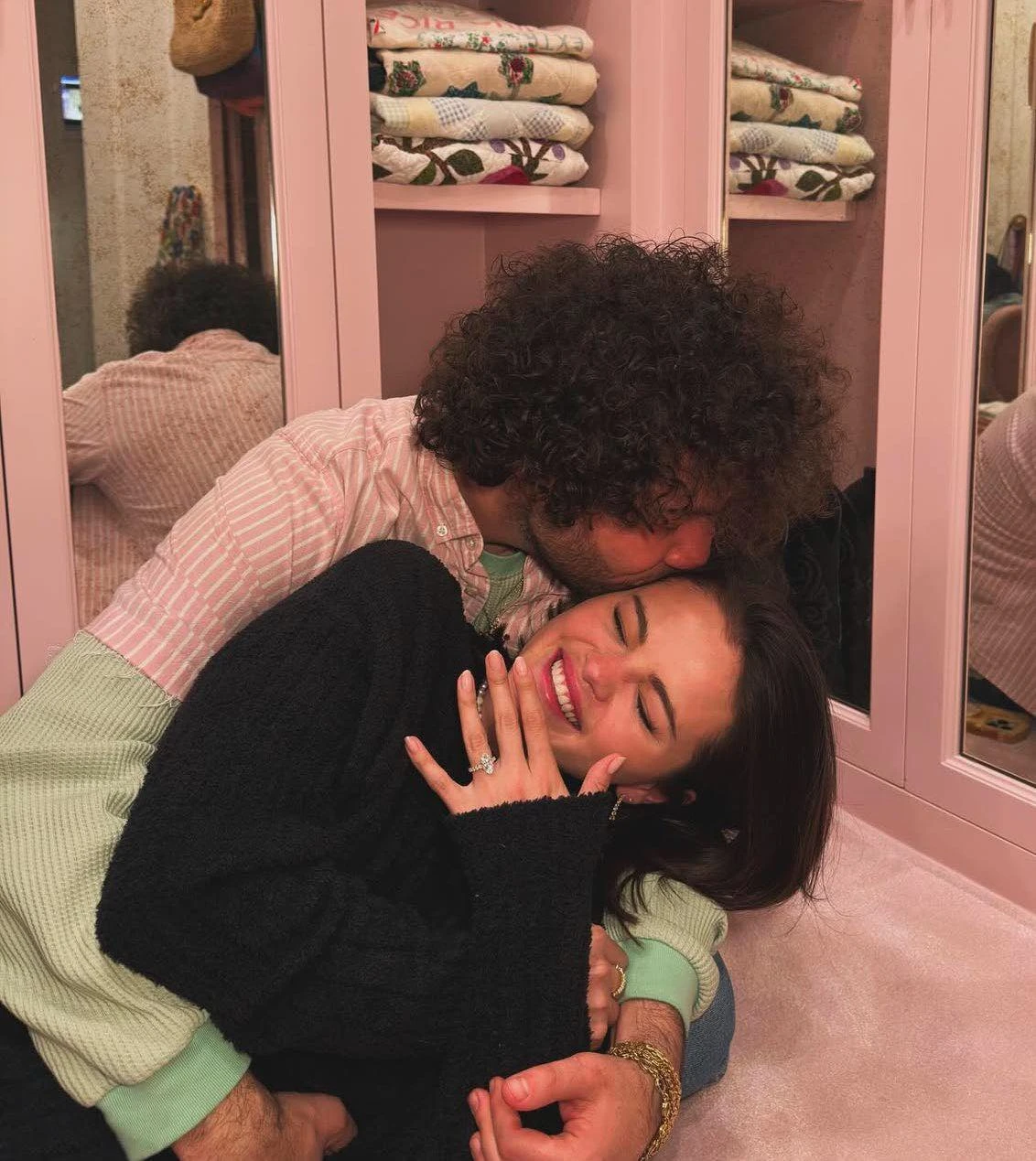 HOT: Selena Gomez bất ngờ thông báo đính hôn, khoe nhẫn kim cương cỡ khủng - Hình 1