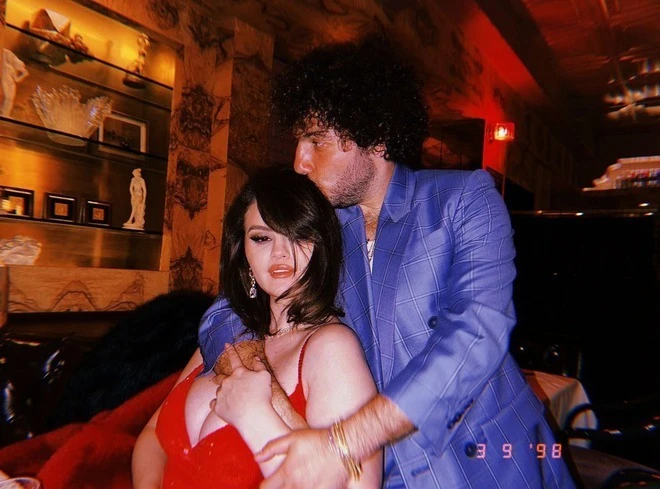 HOT: Selena Gomez bất ngờ thông báo đính hôn, khoe nhẫn kim cương cỡ khủng - Hình 5