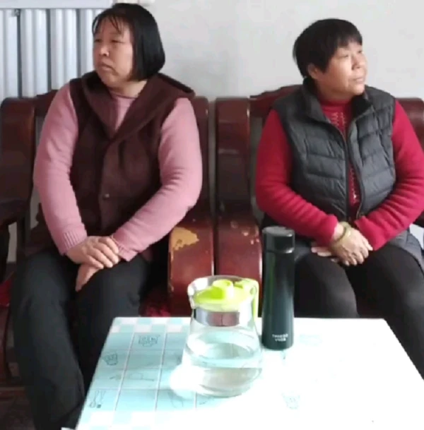 Mẹ chồng từ viện về thấy thông gia đang nấu cơm liền bĩu môi chê Ôi giời, rang thịt ai cho kẹo đắng liền bị phản công đến tối tăm mặt mày - Hình 1