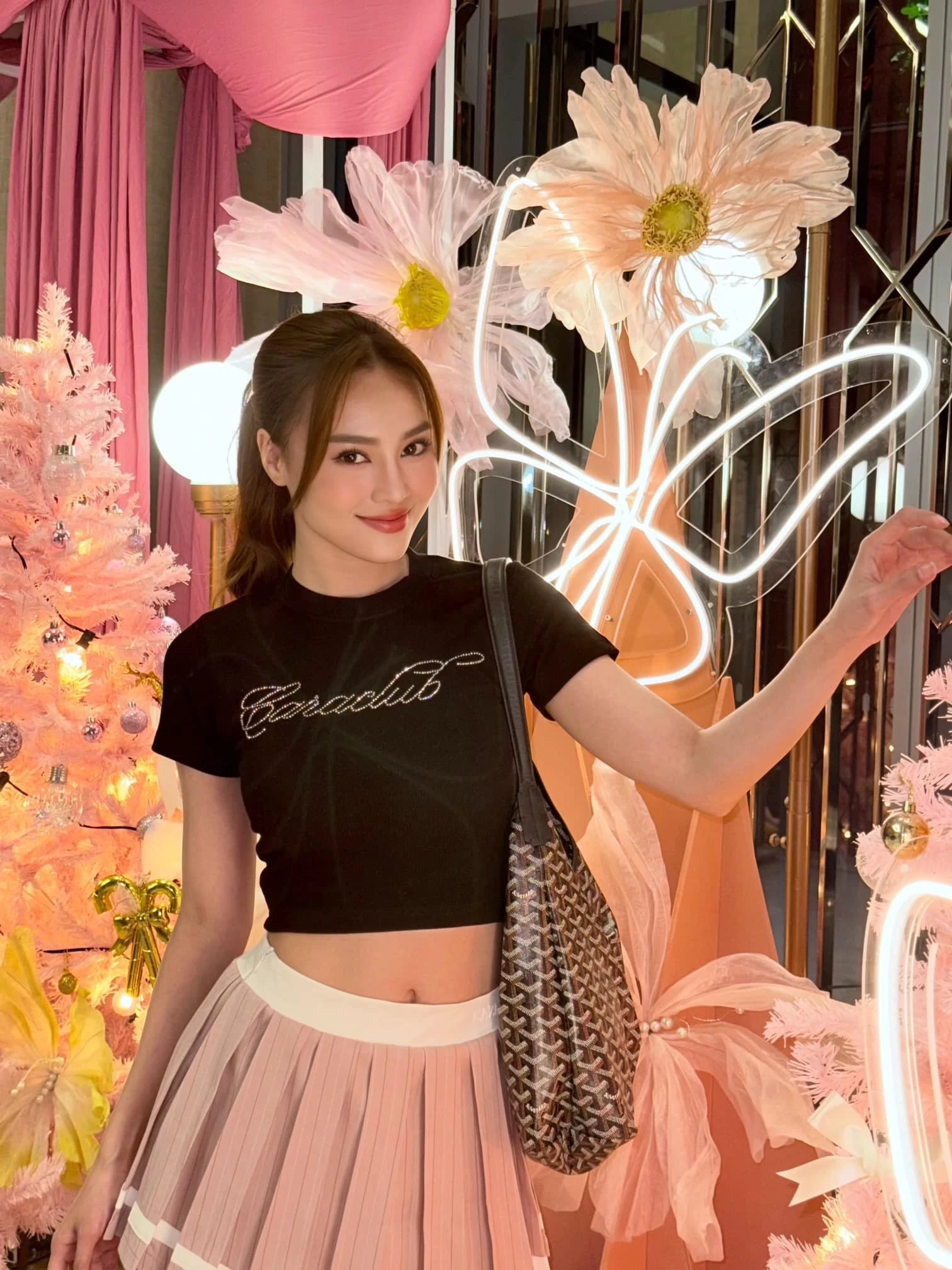 Minh Tuyết sexy ở tuổi U50, Hồ Ngọc Hà hóa quý cô cổ điển - Hình 8