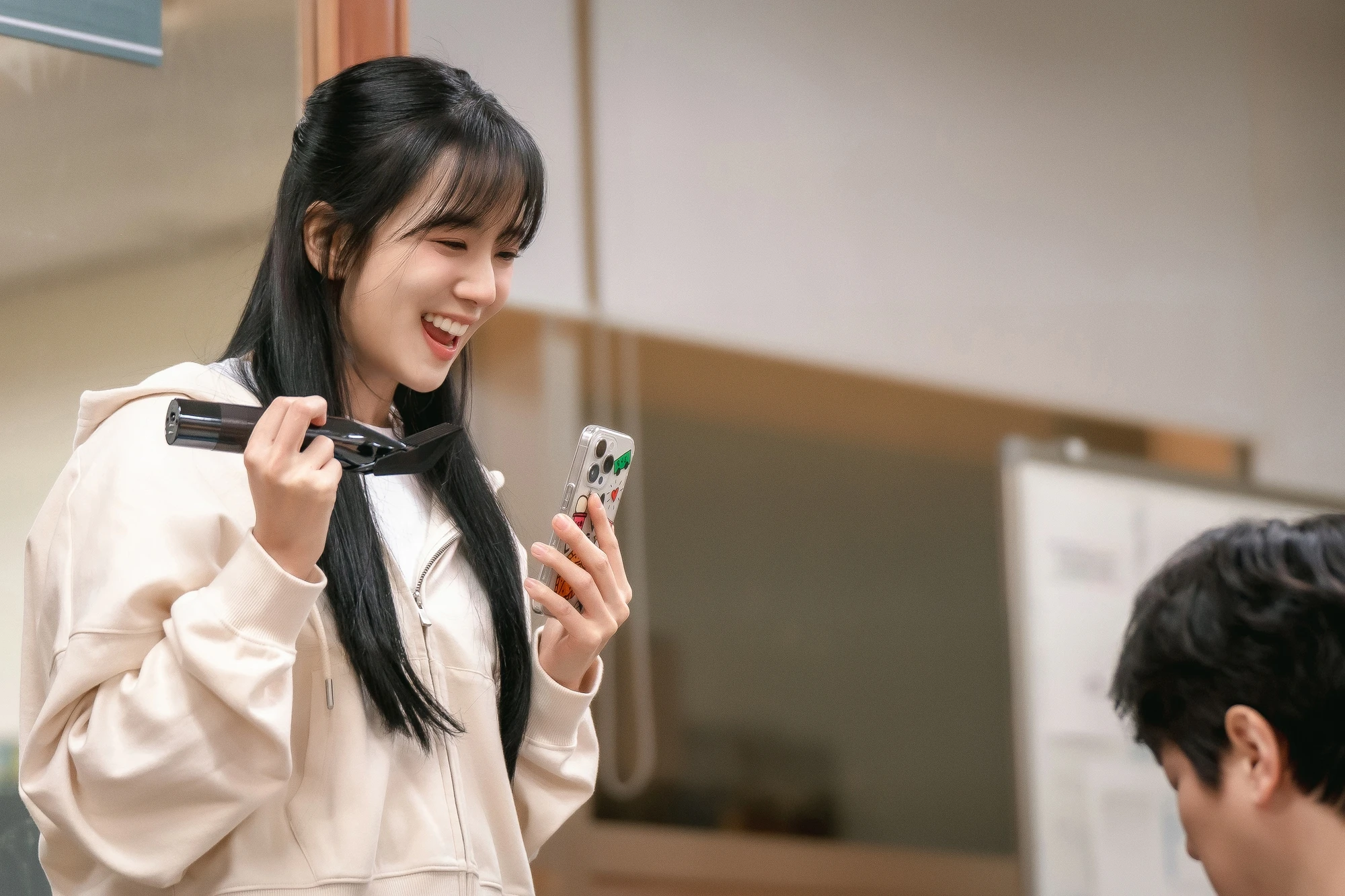 Phim mới của Jisoo (BLACKPINK) hé lộ những hình ảnh đầu tiên - Hình 2