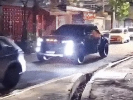 Thấy chồng ngoại tình, vợ đu bám trên xe đang lao trên đường để đánh ghen - Hình 1