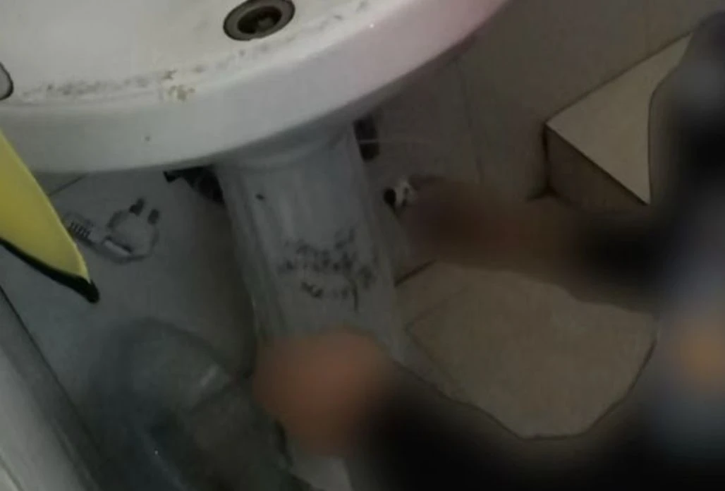Thầy hiệu trưởng trường mầm non đặt camera quay lén trong nhà vệ sinh, nhiều tình tiết gây sốc được phanh phui - Hình 2