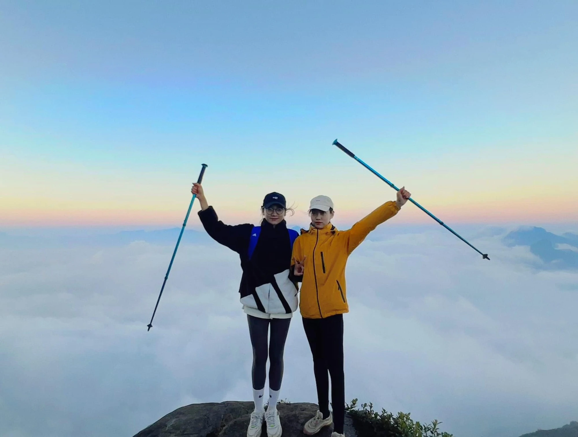Việt Nam có nóc nhà trên độ cao 2860m, đứng trên biển mây thả cần câu trọn núi non tuyệt mỹ - Hình 11