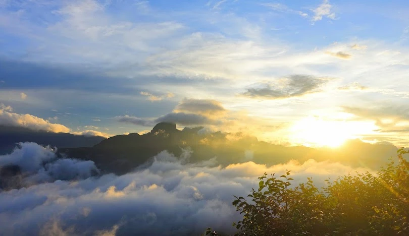 Việt Nam có nóc nhà trên độ cao 2860m, đứng trên biển mây thả cần câu trọn núi non tuyệt mỹ - Hình 3