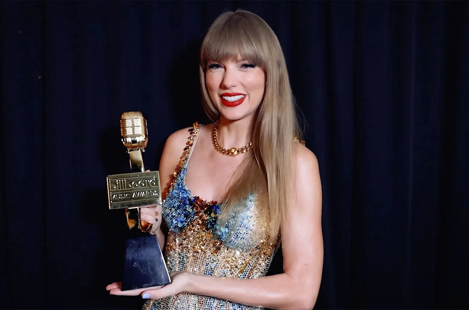 Taylor Swift đoạt 10 cúp BBMAs không thèm đến nhận, Jungkook tạo nên kỳ tích - Hình 4