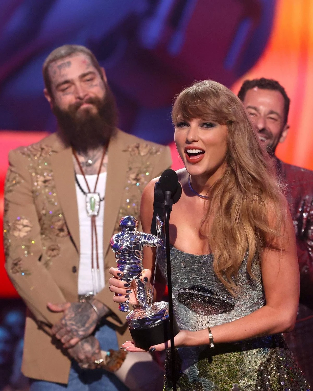 Taylor Swift đoạt 10 cúp BBMAs không thèm đến nhận, Jungkook tạo nên kỳ tích - Hình 6