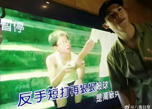Hứa Quang Hán lộ diện từ Concert cho tới MV của Idol, fan bất ngờ bởi 1 chi tiết - Hình 4