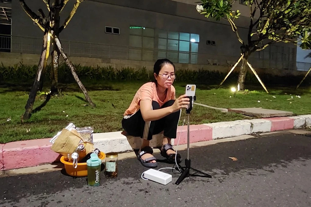 Mẹ bé Bắp nhận tranh cãi vì lối chăm con, té ngã vẫn quay chụp, CĐM tố câu view? - Hình 2