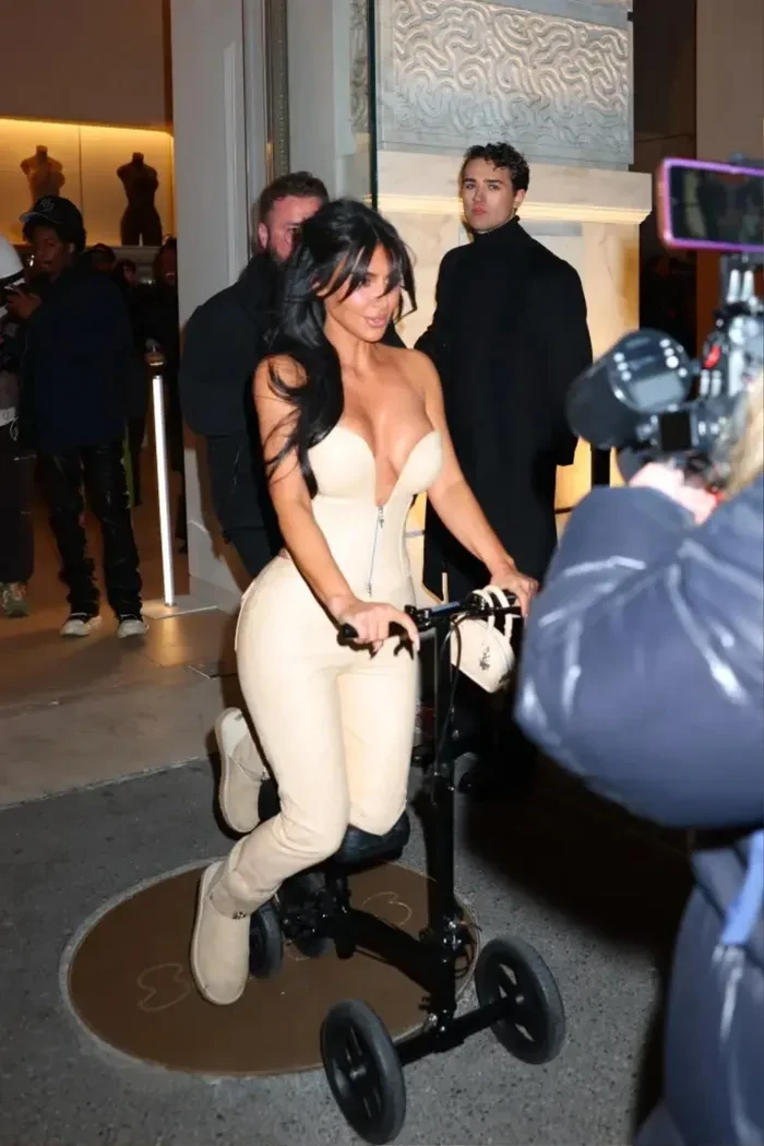 Kim Kardashian gãy chân vẫn cố đi sự kiện, diện đồ lố lăng bị nói chiêu trò - Hình 1