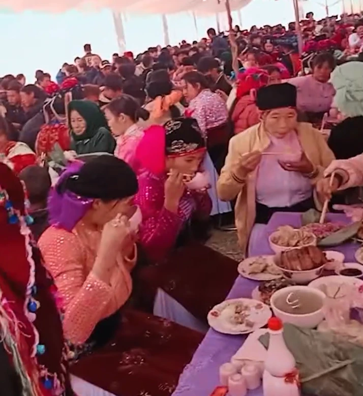 Phúng Phính đám cưới lần 2, sính lễ khủng, gia thế chú rể đỉnh nóc, CĐM lóa mắt - Hình 3
