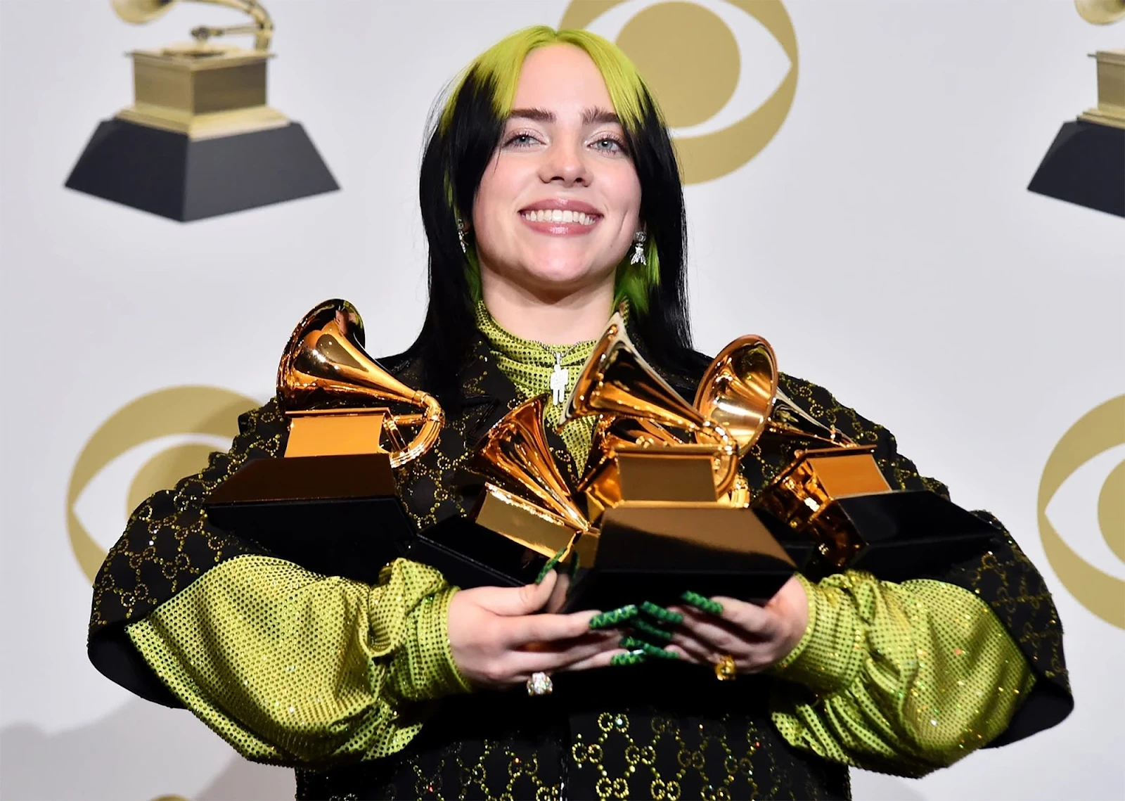 Billie Eilish bị fan ném thẳng đồ vào mặt, làm 1 hành động khiến CĐM dậy sóng - Hình 5