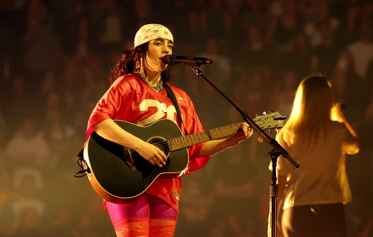 Billie Eilish bị fan ném thẳng đồ vào mặt, làm 1 hành động khiến CĐM dậy sóng - Hình 2