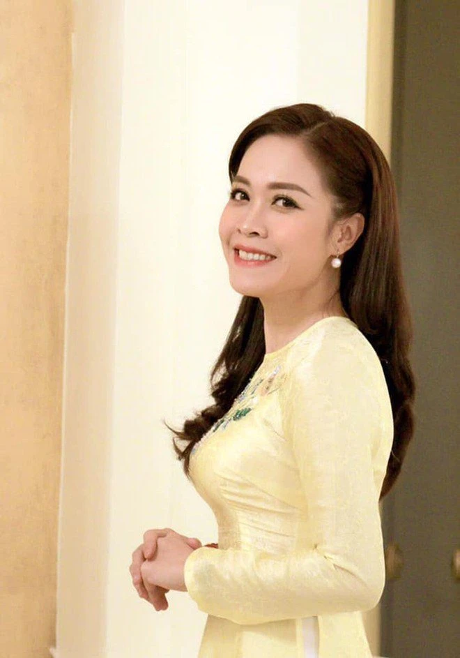 NSND Hà Vy: U50 ghi danh thủ khoa, profile chồng, con gây ấn tượng mạnh - Hình 5