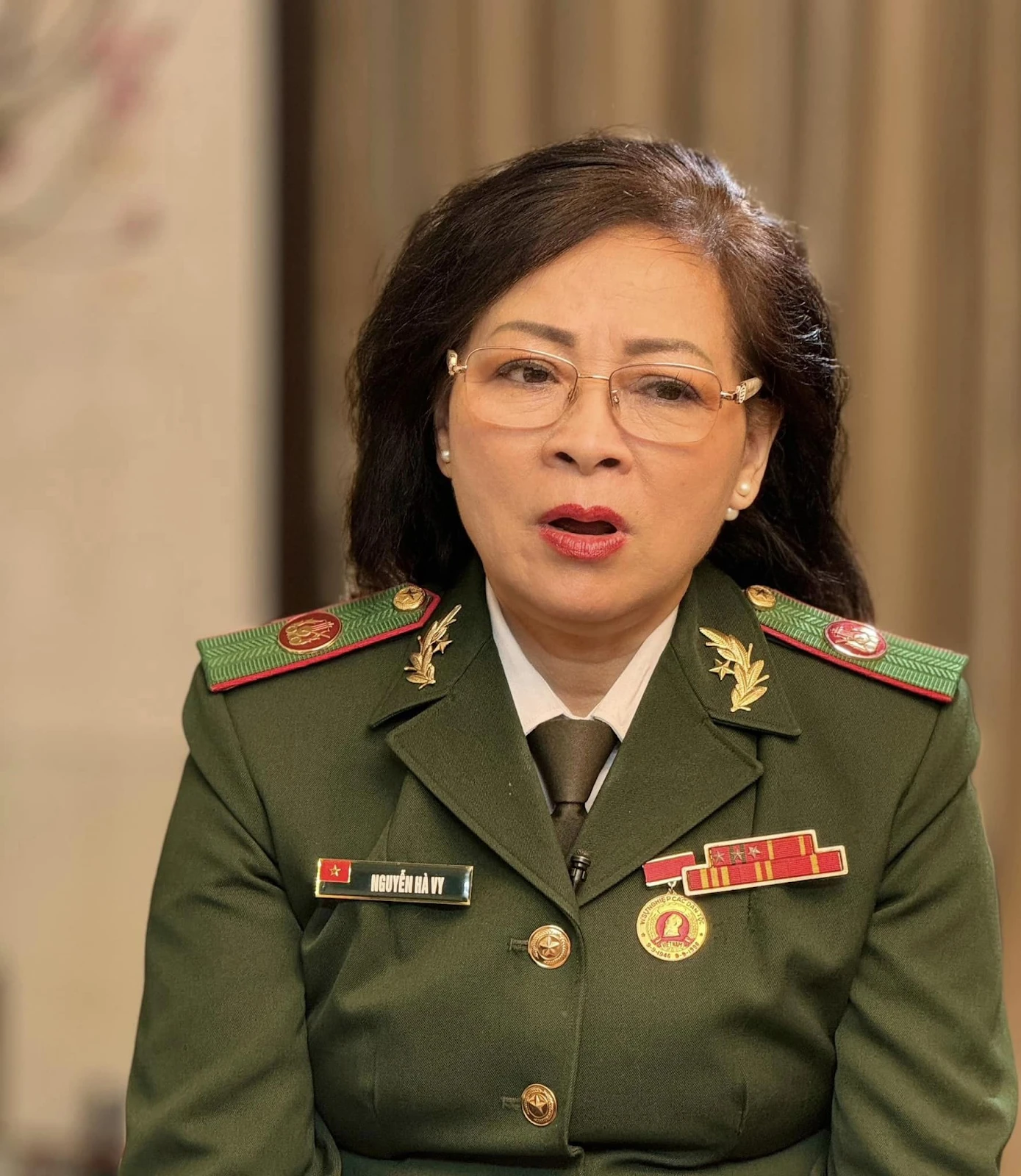NSND Hà Vy: U50 ghi danh thủ khoa, profile chồng, con gây ấn tượng mạnh - Hình 2