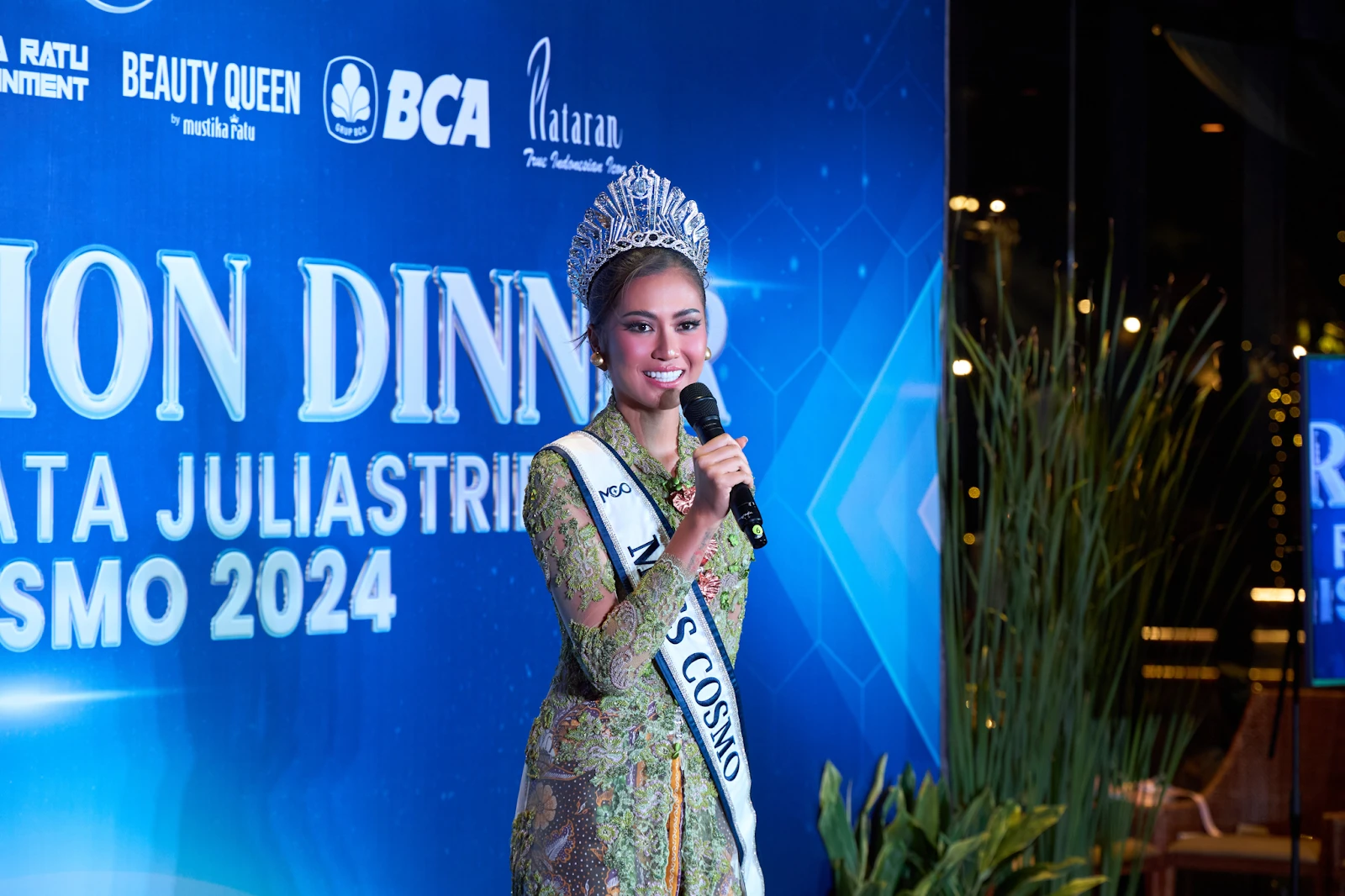 Miss Cosmo 2024 về nước bật khóc trong vòng tay bố mẹ, diễu hành hoành tráng - Hình 1