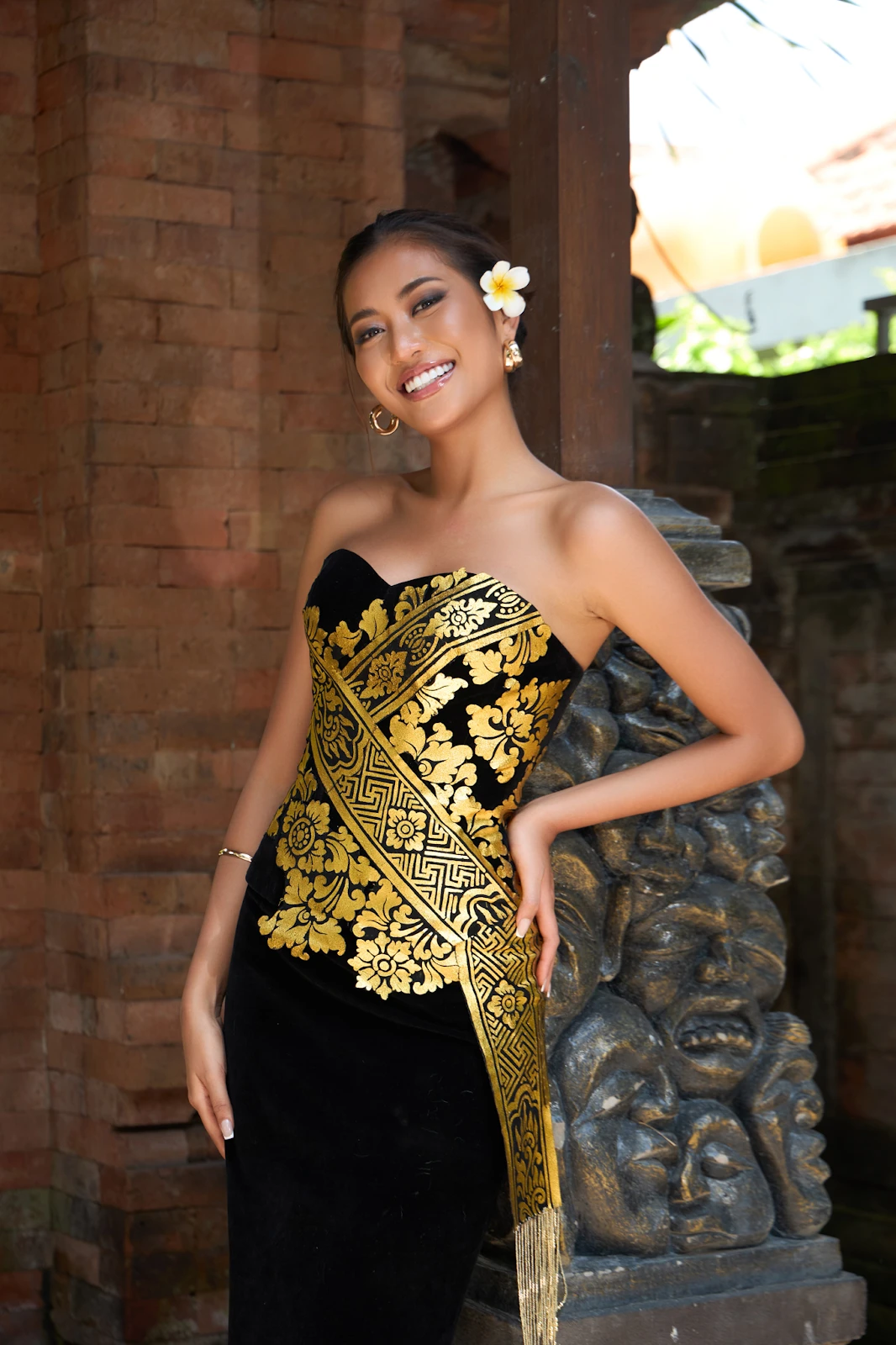 Miss Cosmo 2024 về nước bật khóc trong vòng tay bố mẹ, diễu hành hoành tráng - Hình 6