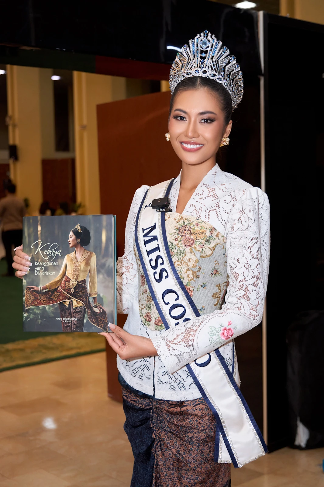 Miss Cosmo 2024 về nước bật khóc trong vòng tay bố mẹ, diễu hành hoành tráng - Hình 2
