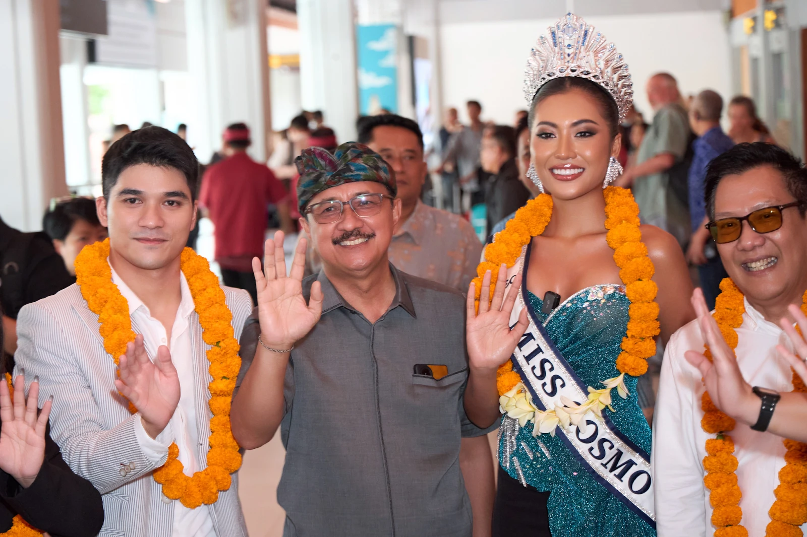 Miss Cosmo 2024 về nước bật khóc trong vòng tay bố mẹ, diễu hành hoành tráng - Hình 3