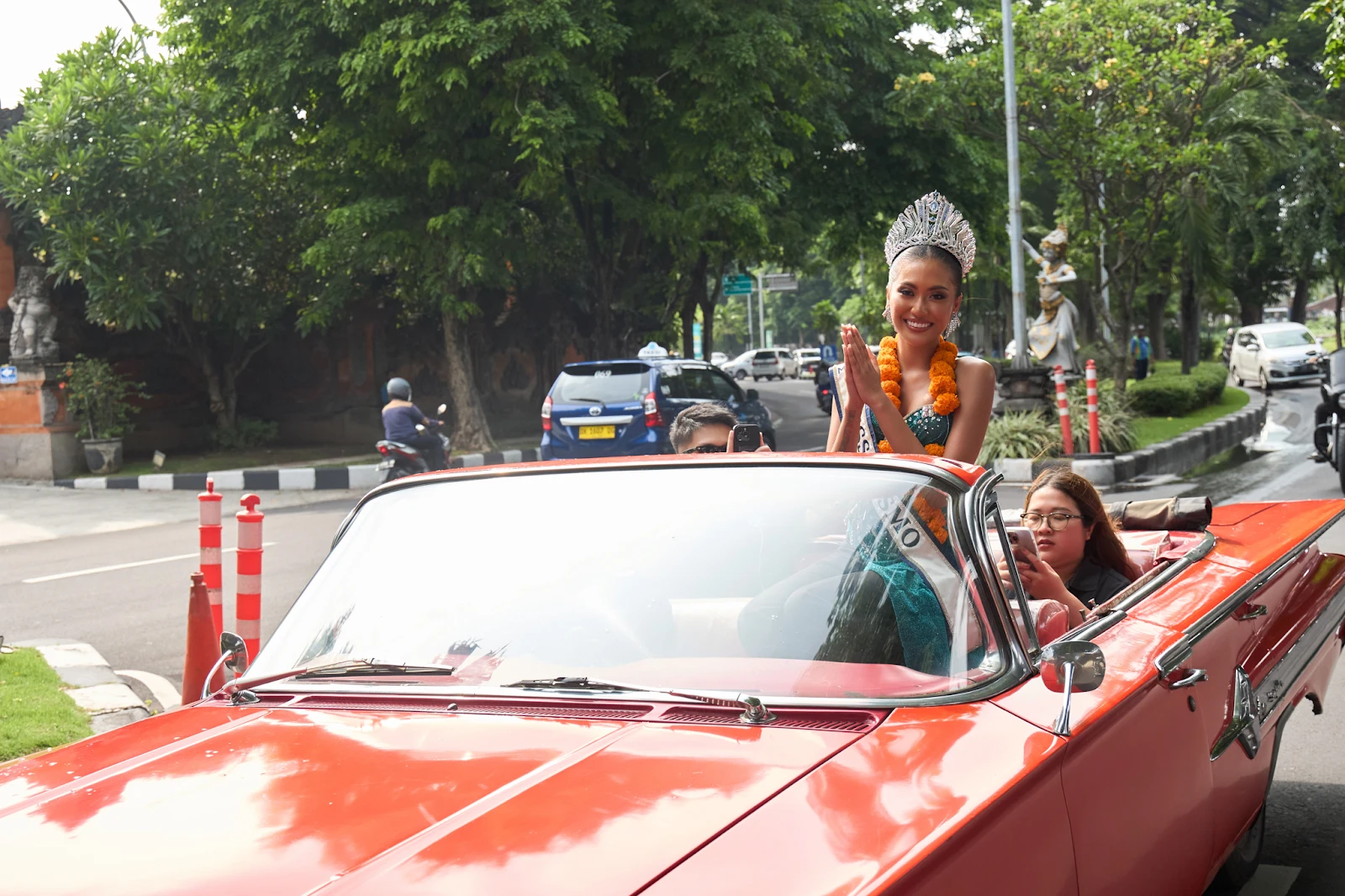 Miss Cosmo 2024 về nước bật khóc trong vòng tay bố mẹ, diễu hành hoành tráng - Hình 4