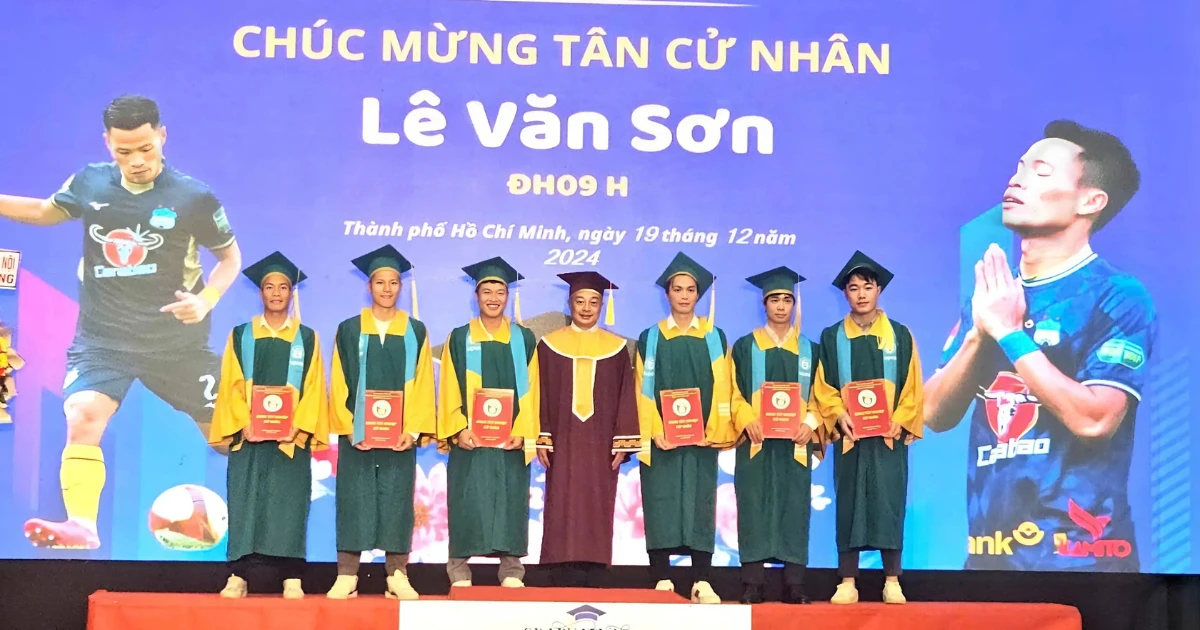 Lứa HAGL tốt nghiệp, 10 năm đèn sách được khép lại, Bầu Đức mát lòng - Hình 6