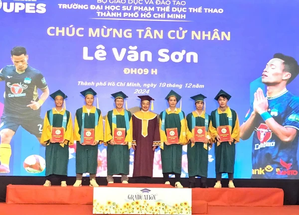 Lứa HAGL tốt nghiệp, 10 năm đèn sách được khép lại, Bầu Đức mát lòng - Hình 2