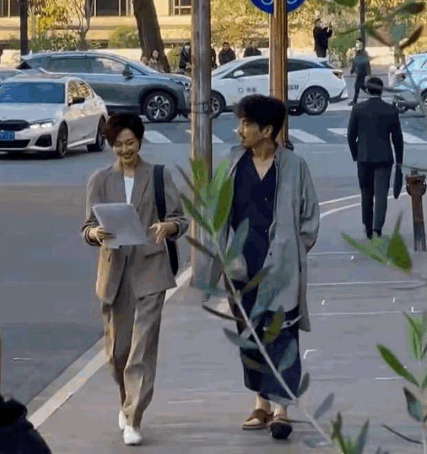Triệu Lệ Dĩnh hoàn lương thành tomboy, 60M fan ngã ngửa, visual lạ cỡ nào? - Hình 4