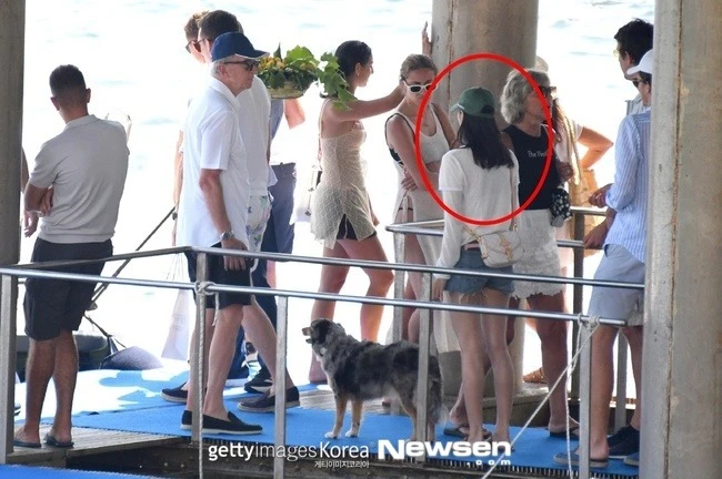 Lisa lọt lưới paparazzi, tóm 5 ảnh như 1 bóc trần gu yêu đương, CĐM sốc nặng - Hình 5
