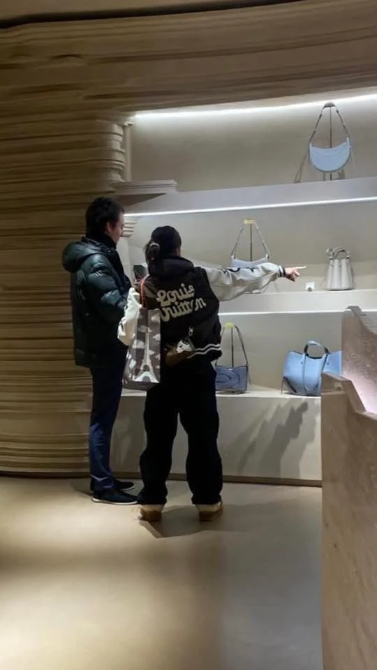Lisa lọt lưới paparazzi, tóm 5 ảnh như 1 bóc trần gu yêu đương, CĐM sốc nặng - Hình 1