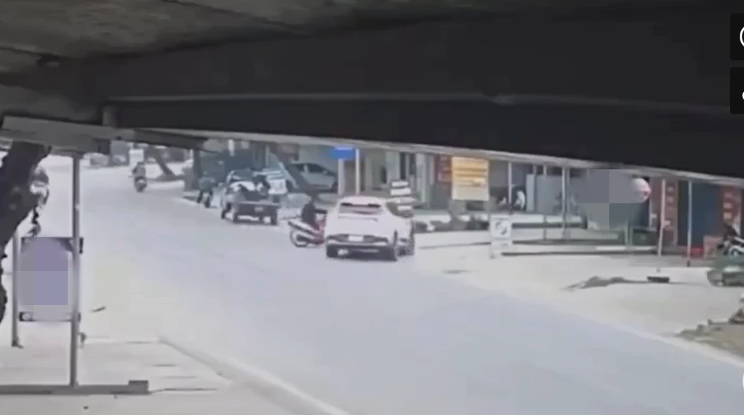 Nữ tài xế nghi đạp nhầm chân ga tông bé gái qua đời, camera ghi lại 13s ám ảnh - Hình 1