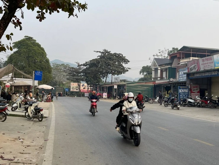 Vụ ô tô lao vào nhà ra đi bé 17 tháng tuổi: Bàng hoàng lời kể hàng xóm, mẹ ngất - Hình 1