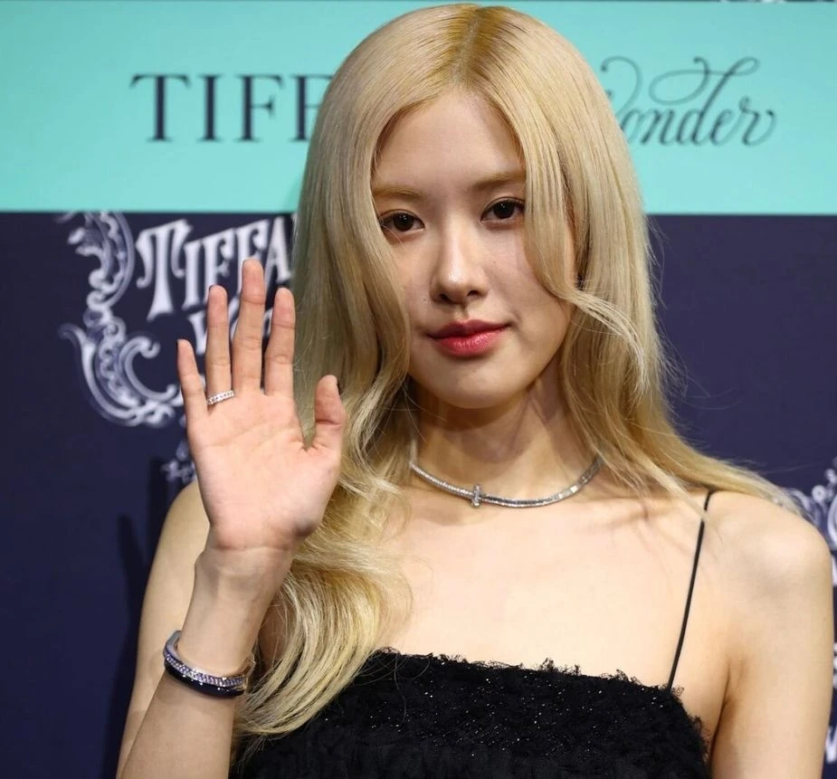 Rosé (BLACKPINK) rộ tin dao kéo quá đà, nhan sắc xuống cấp, mặt sưng húp - Hình 5