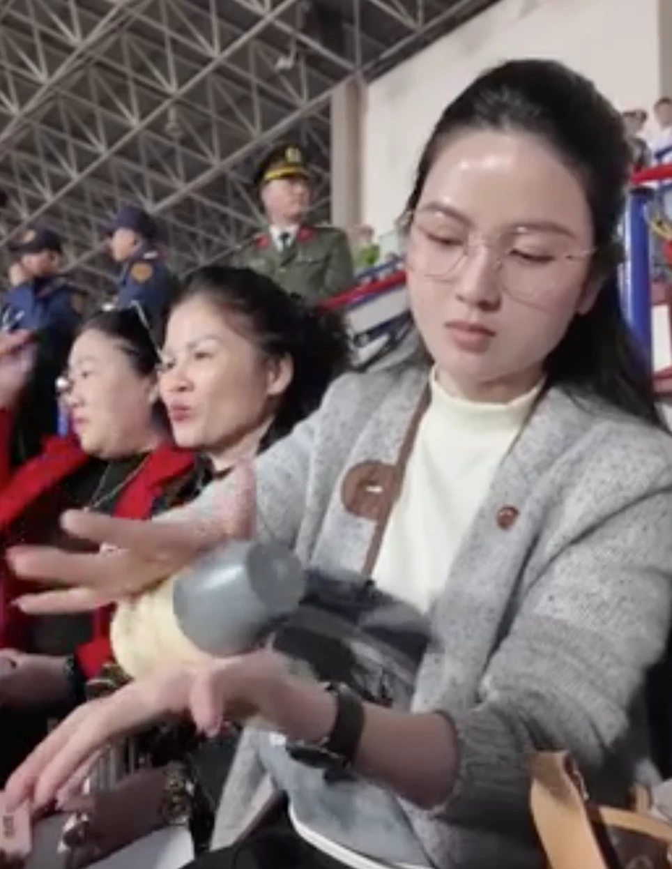 Vợ Quang Hải lộ mặt căng ở SVĐ vì con trai, ứng biến ở khán đài được khen ngợi - Hình 3