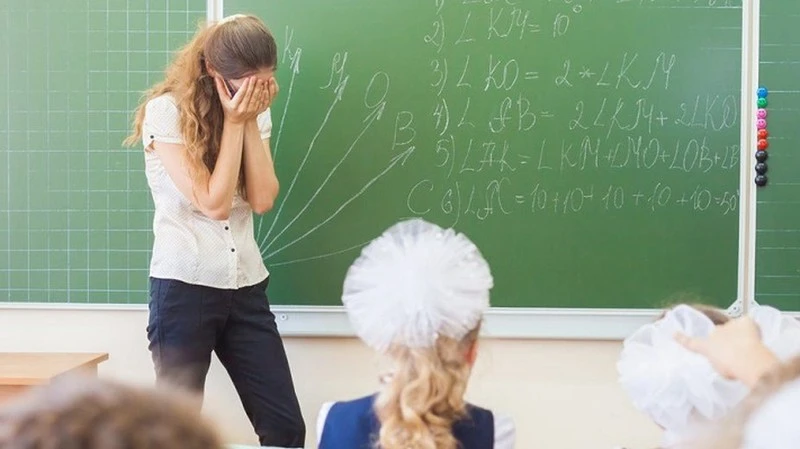 Vụ nữ giáo viên đang dạy bị lôi ra sân xé đồ: Công an vào cuộc, lộ nguyên nhân - Hình 1