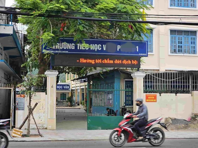 Vụ nữ giáo viên đang dạy bị lôi ra sân xé đồ: Công an vào cuộc, lộ nguyên nhân - Hình 5