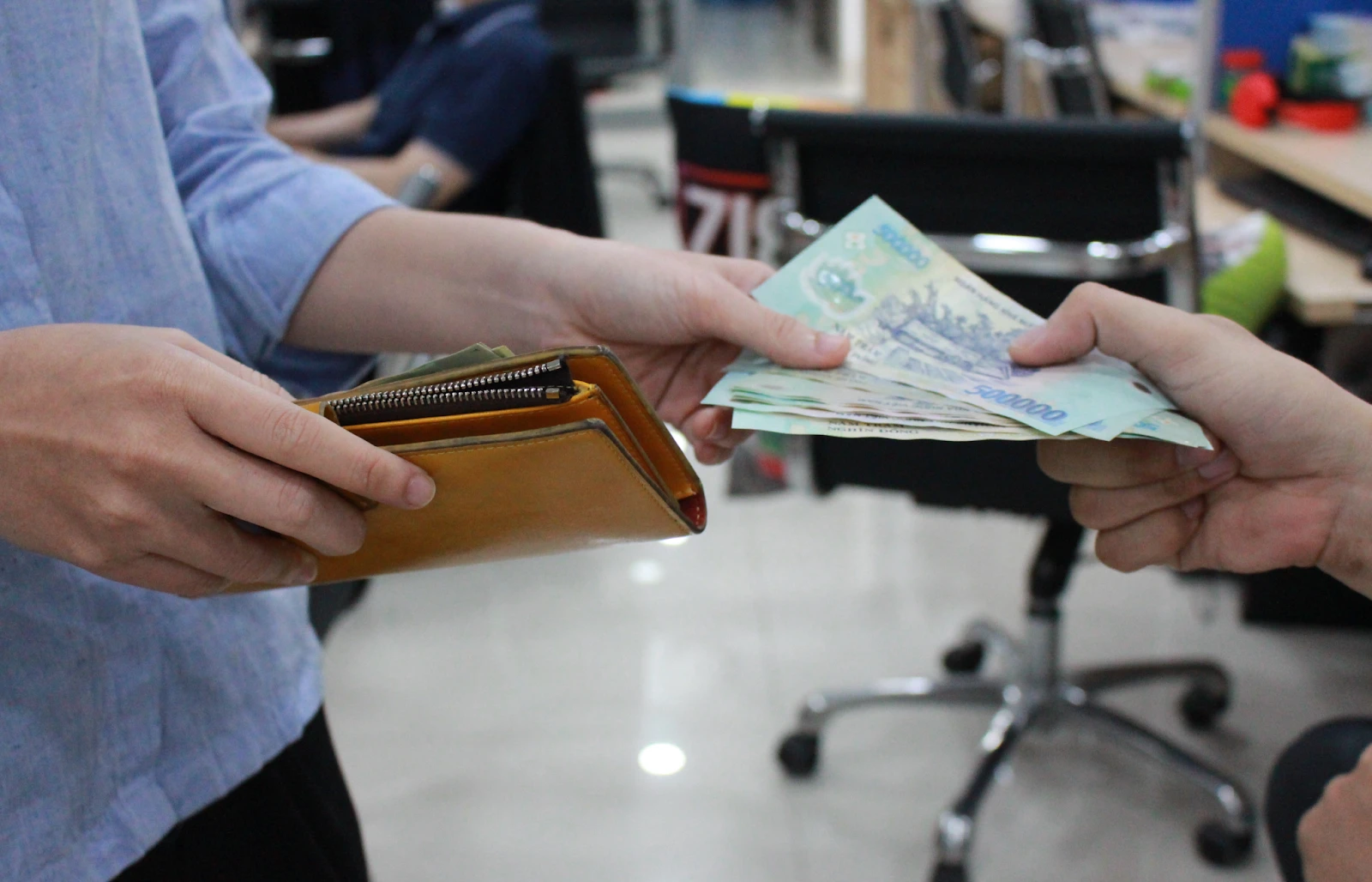 Vụ nữ giáo viên đang dạy bị lôi ra sân xé đồ: Công an vào cuộc, lộ nguyên nhân - Hình 2