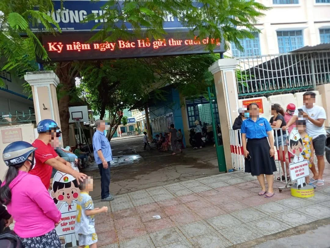 Vụ nữ giáo viên đang dạy bị lôi ra sân xé đồ: Công an vào cuộc, lộ nguyên nhân - Hình 4